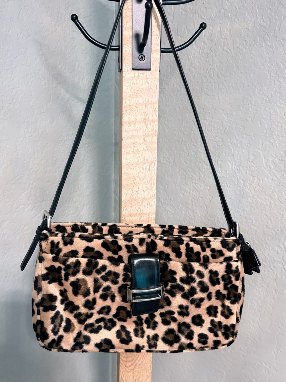Cute bag - PERFECT for this season. Leopard Print Shoulder Bag with Black Strap